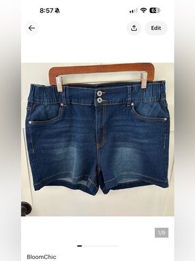 Bloomchic Double Button Elastic Waist Denim Shorts. Size 18.